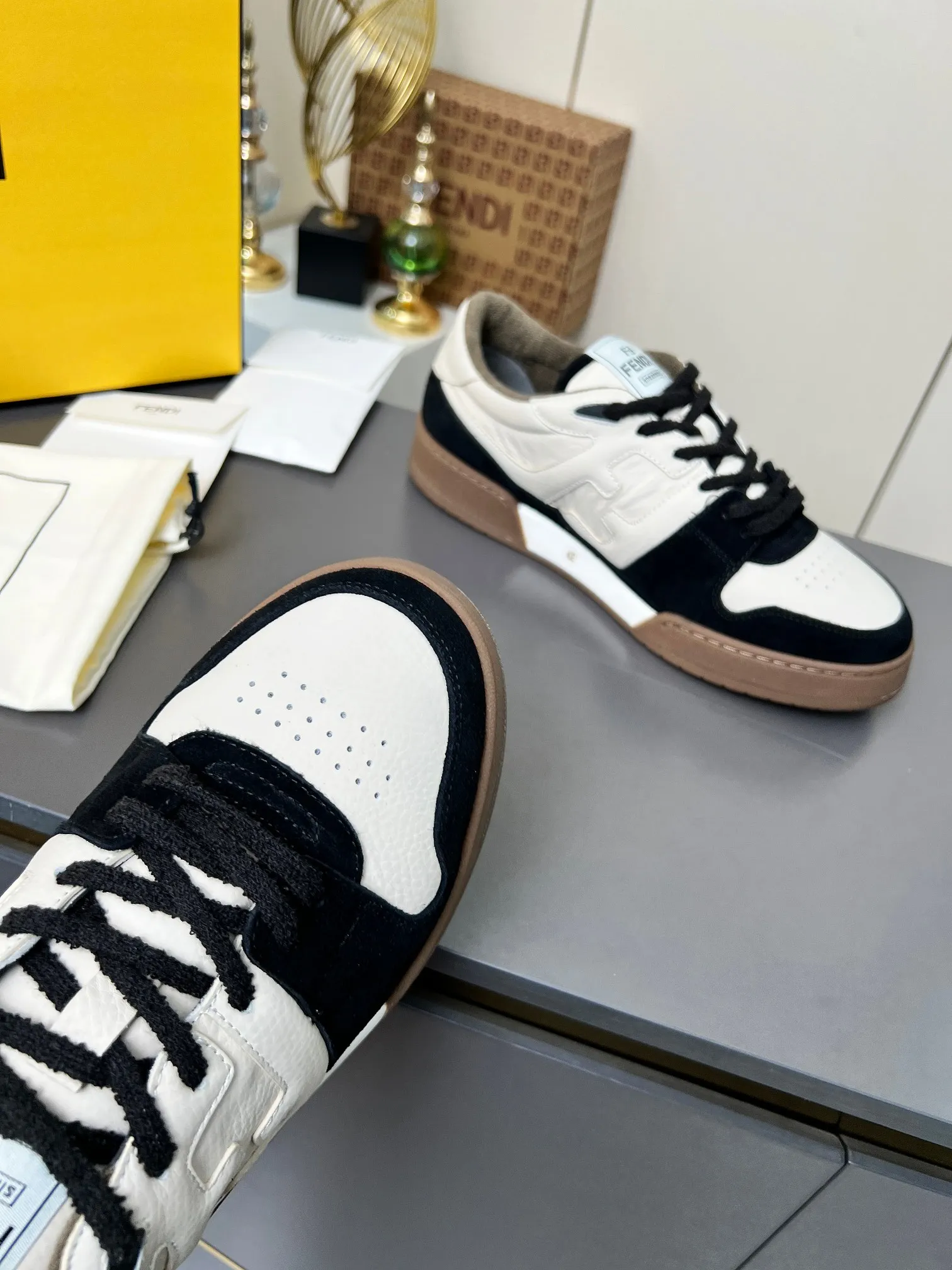 p600 men 300🐮🐮Fendi·Fendi⛳️2025 autumn and winter hot style 35--45 couples model👫 FD match Original purchase for RMB14420 1:1 replica Designer Kim Jones's first sneaker fendi match and Donkey brand Trainer basketball sneakers, fresh blood injection and FF retro design Super good-looking and versatile, the upper is made of cowhide and cowhide stitching, the double F logo on the side is embossed, and the lining is made of terry velvet 🤗 The upper is super soft, lightweight, comfortable and paired with a sweater, and the original complete package! ✦ Fabric: cowhide + cowhide color matching ✦ Lining: original terry velvet lining ✦ Sole: original molded multi-color color matching sole ✦ Sole: mesh injection molding pad ✦ Sole thickness: 3.5cm ✦ Women’s size: 35--40 ✦ Men’s size: 39--45